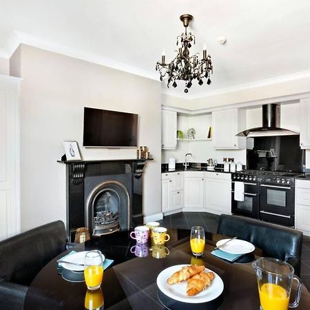 Central Harrogate Townhouse Apartment With Parking Kültér fotó