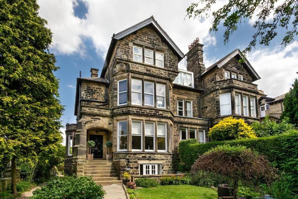 Central Harrogate Townhouse Apartment With Parking Kültér fotó
