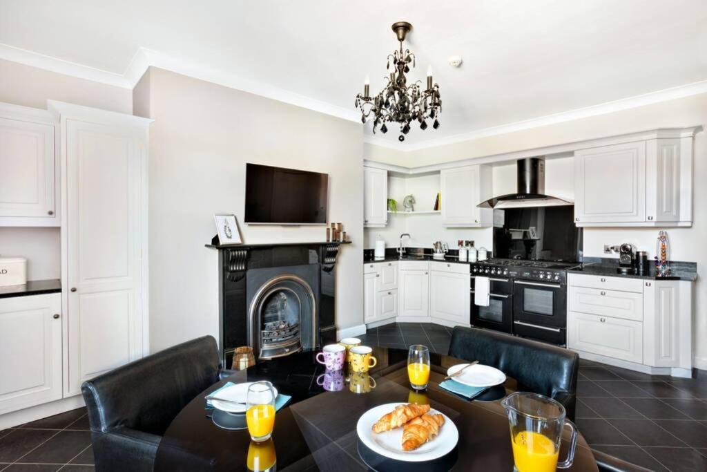 Central Harrogate Townhouse Apartment With Parking Kültér fotó