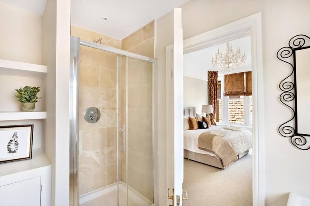 Central Harrogate Townhouse Apartment With Parking Kültér fotó