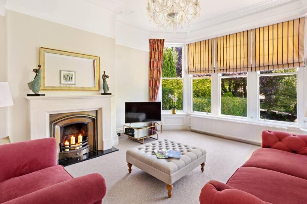 Central Harrogate Townhouse Apartment With Parking Kültér fotó