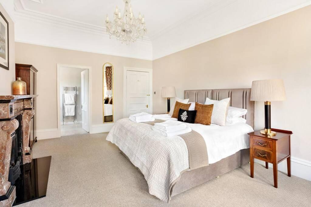 Central Harrogate Townhouse Apartment With Parking Kültér fotó