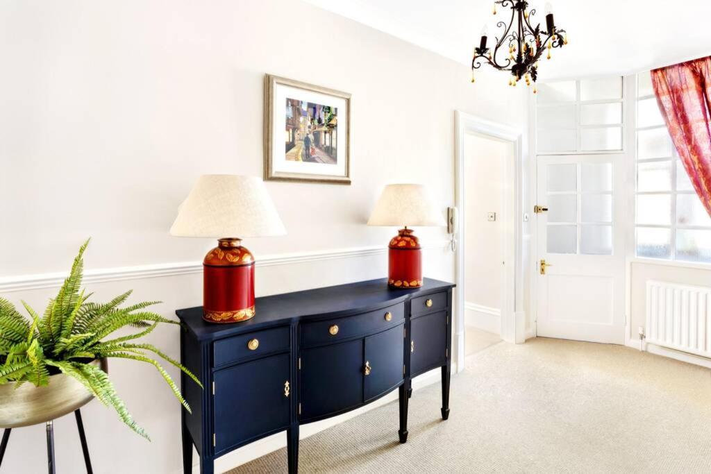 Central Harrogate Townhouse Apartment With Parking Kültér fotó